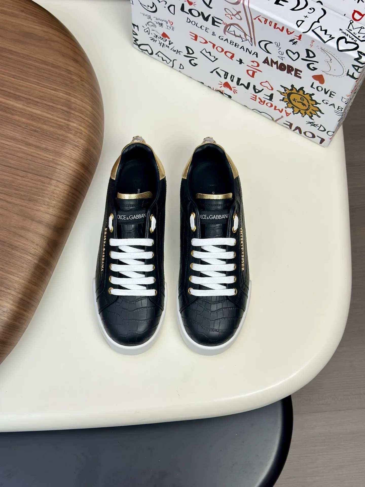 New product 💰800 DG Dolce & Gabbana men's shoes 💰ortofino calfskin sneakers ♞size; 39~44 (customized 38.45.46) Iconic men's shoes 💰ortofino series of sneakers, classic and timeless style, now presented with fashionable details. The calfskin engraved DG logo is a subtle finishing touch. Men's shoes💰ortofino calfskin sneakers: